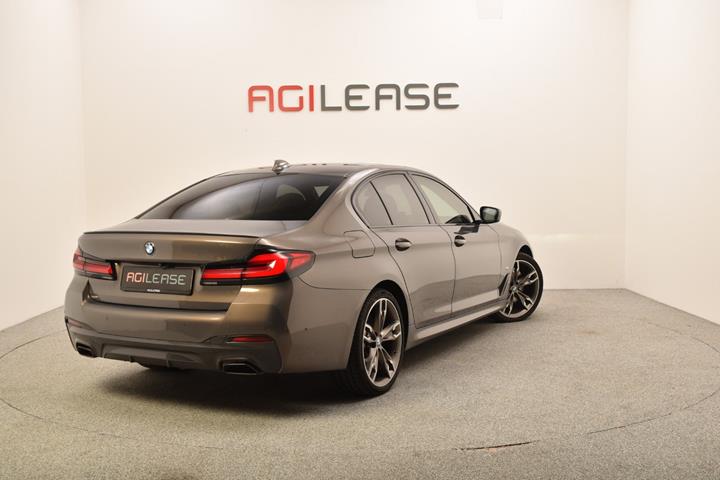 Grå BMW 545e fra 2020