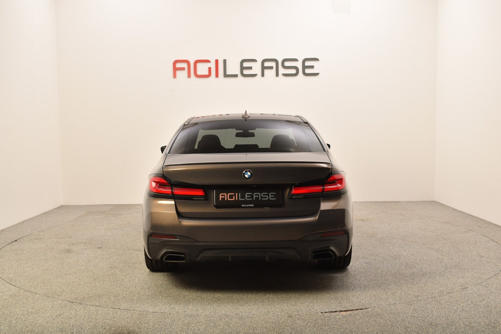 Grå BMW 545e fra 2020