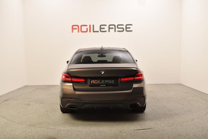 Grå BMW 545e fra 2020
