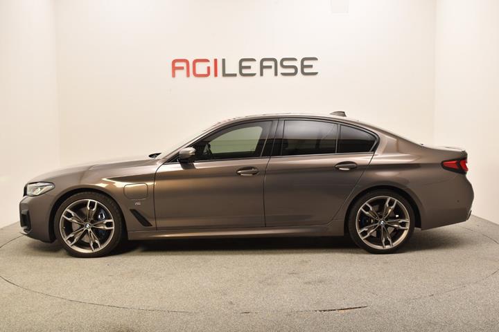 Grå BMW 545e fra 2020