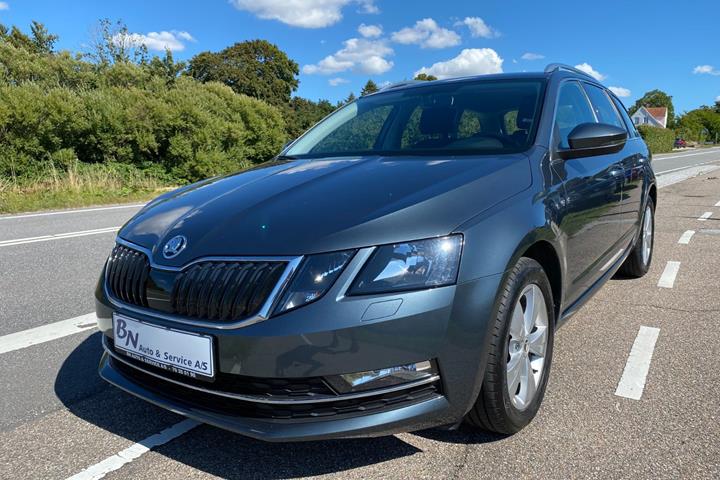 Grå Skoda Octavia fra 2020