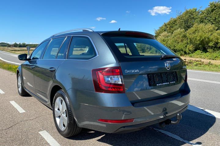 Grå Skoda Octavia fra 2020