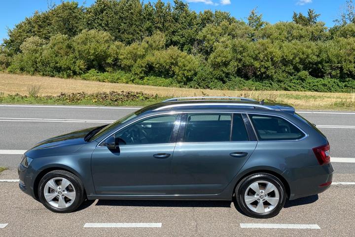 Grå Skoda Octavia fra 2020