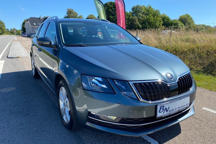 Grå Skoda Octavia fra 2020