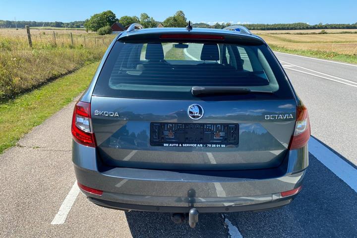 Grå Skoda Octavia fra 2020
