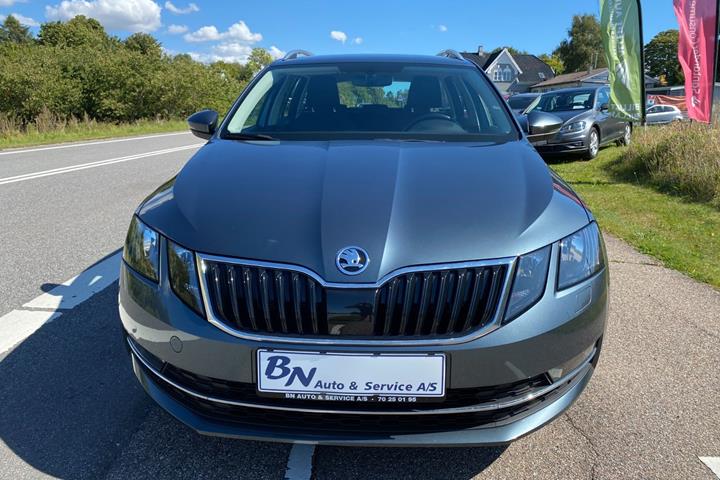 Grå Skoda Octavia fra 2020