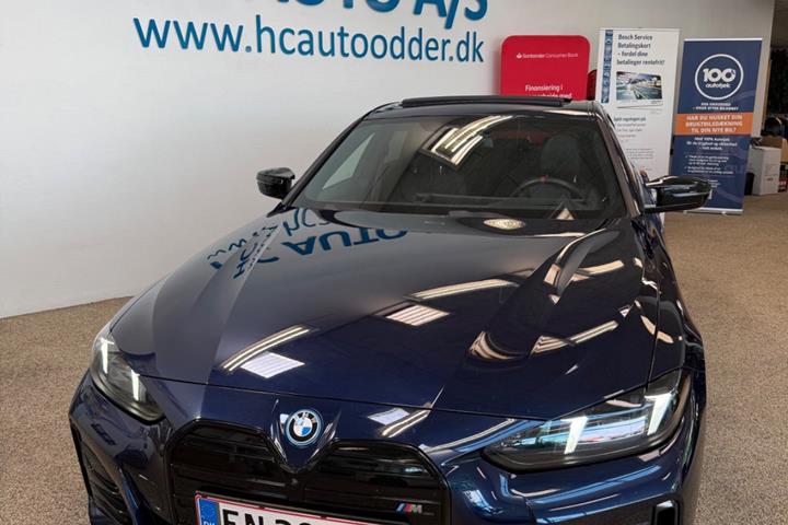 Blå BMW i4 fra 2024