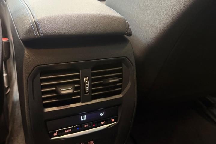 Blå BMW i4 fra 2024