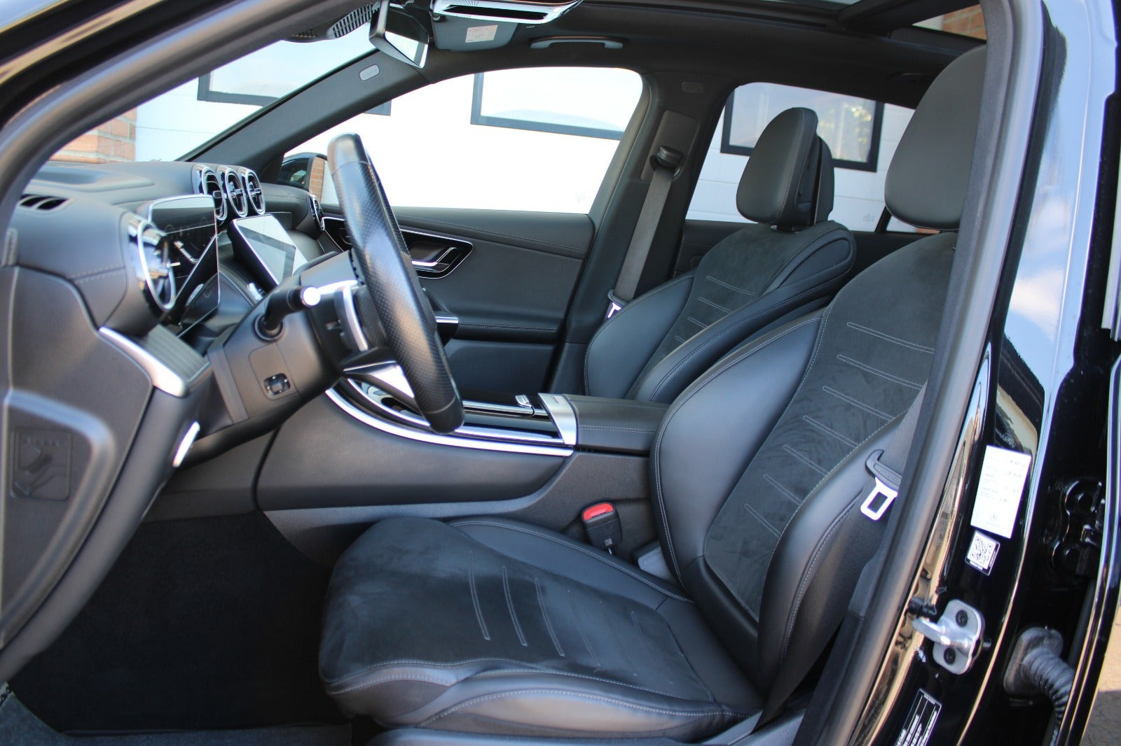 Sort Mercedes GLC300 de fra 2023