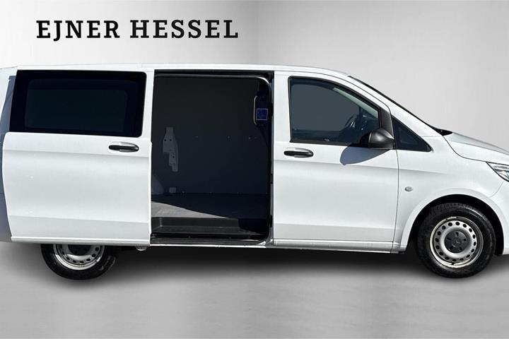 Hvid Mercedes Vito 114 fra 2022