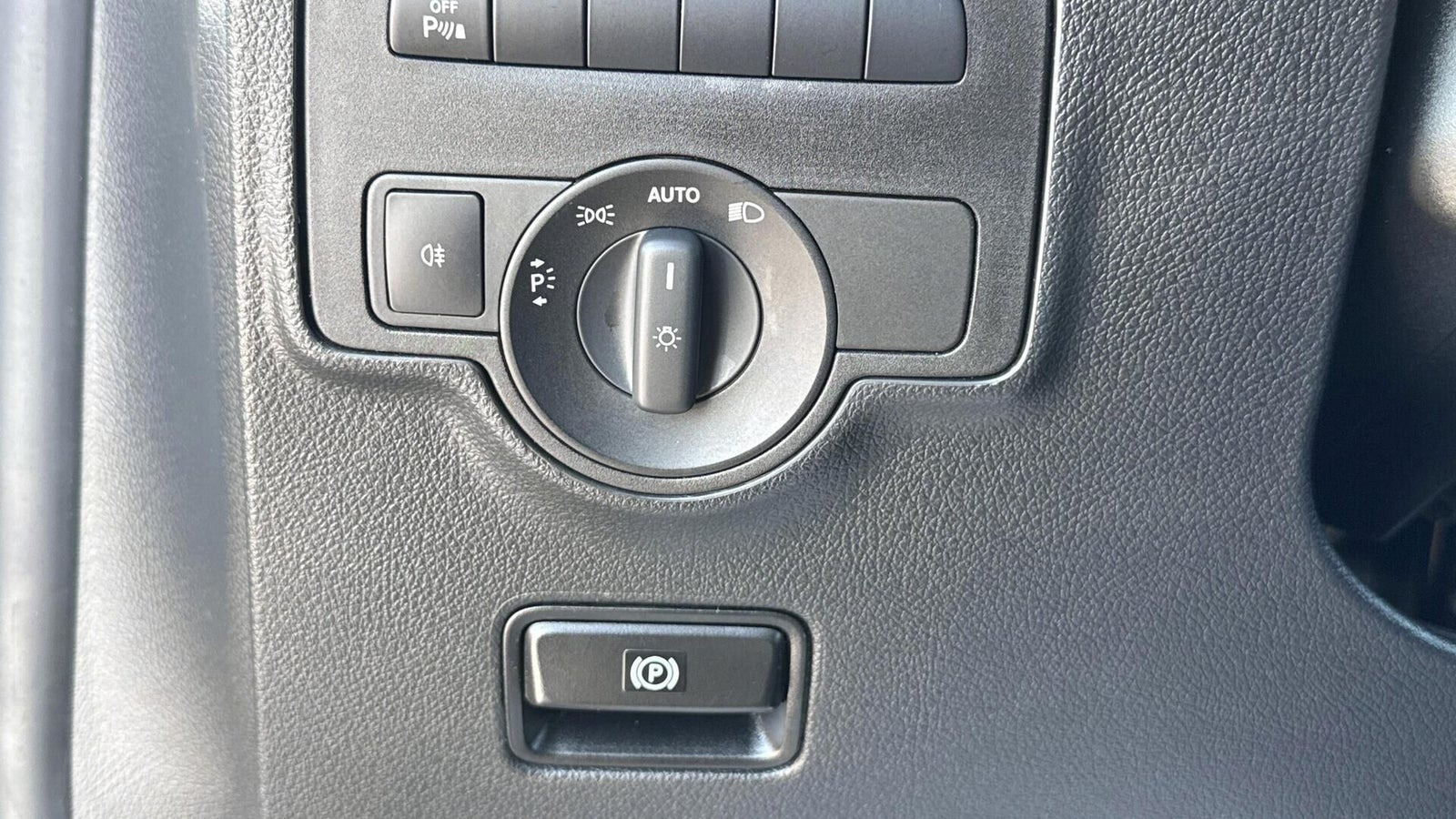 Hvid Mercedes Vito 114 fra 2022