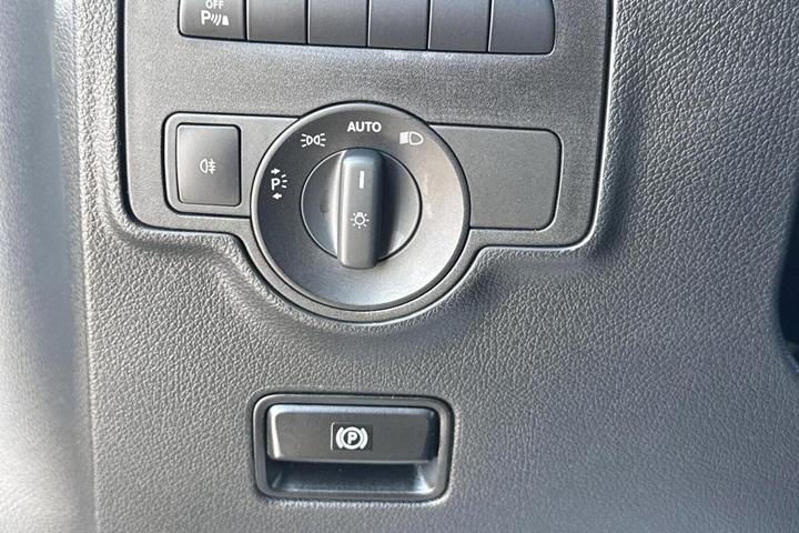 Hvid Mercedes Vito 114 fra 2022