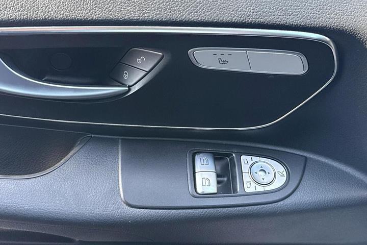 Hvid Mercedes Vito 114 fra 2022