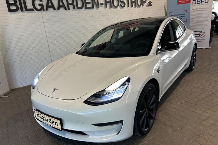 Hvid Tesla Model 3 fra 2020 set udefra