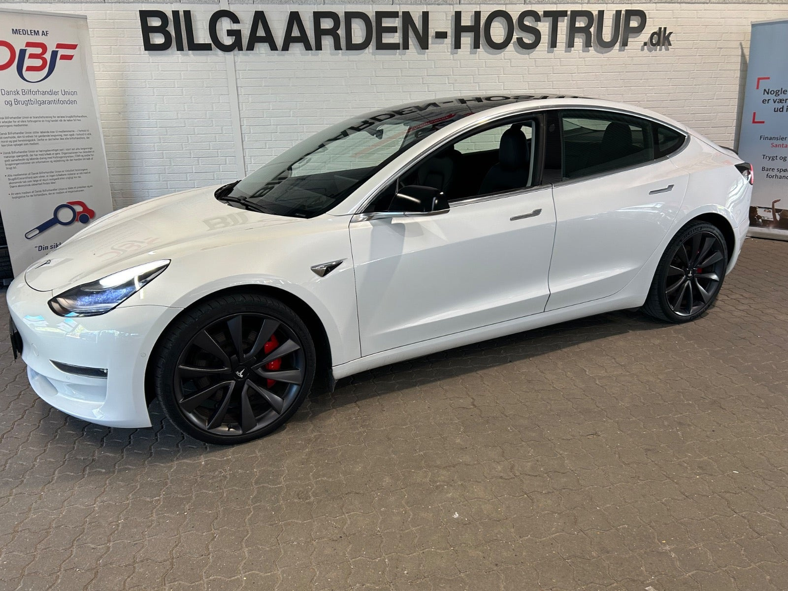 Hvid Tesla Model 3 fra 2020