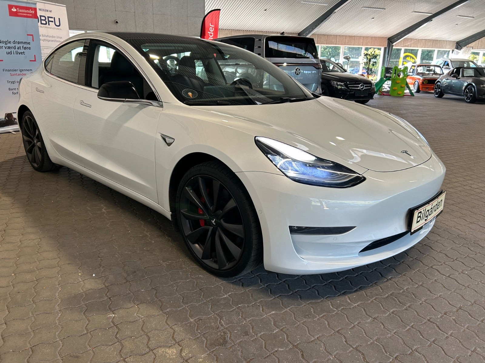 Hvid Tesla Model 3 fra 2020