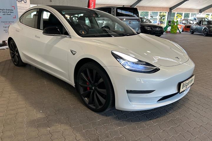 Hvid Tesla Model 3 fra 2020