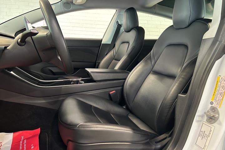 Hvid Tesla Model 3 fra 2020