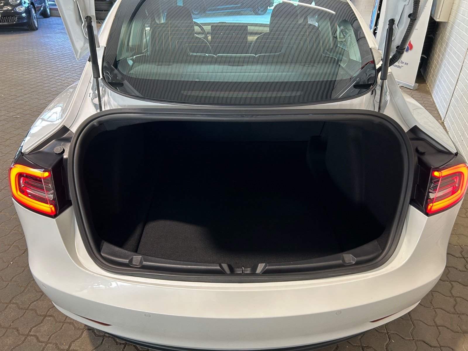 Hvid Tesla Model 3 fra 2020