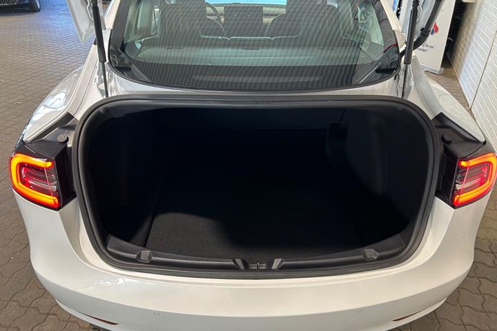 Hvid Tesla Model 3 fra 2020