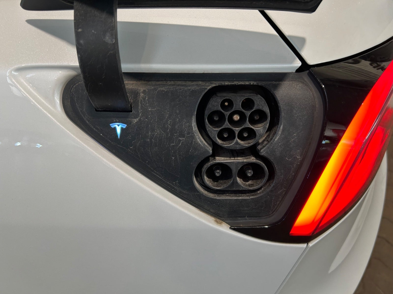Hvid Tesla Model 3 fra 2020