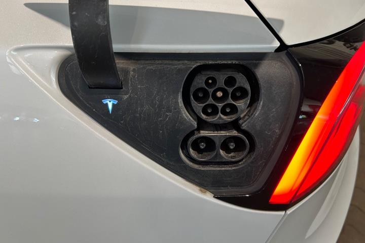 Hvid Tesla Model 3 fra 2020