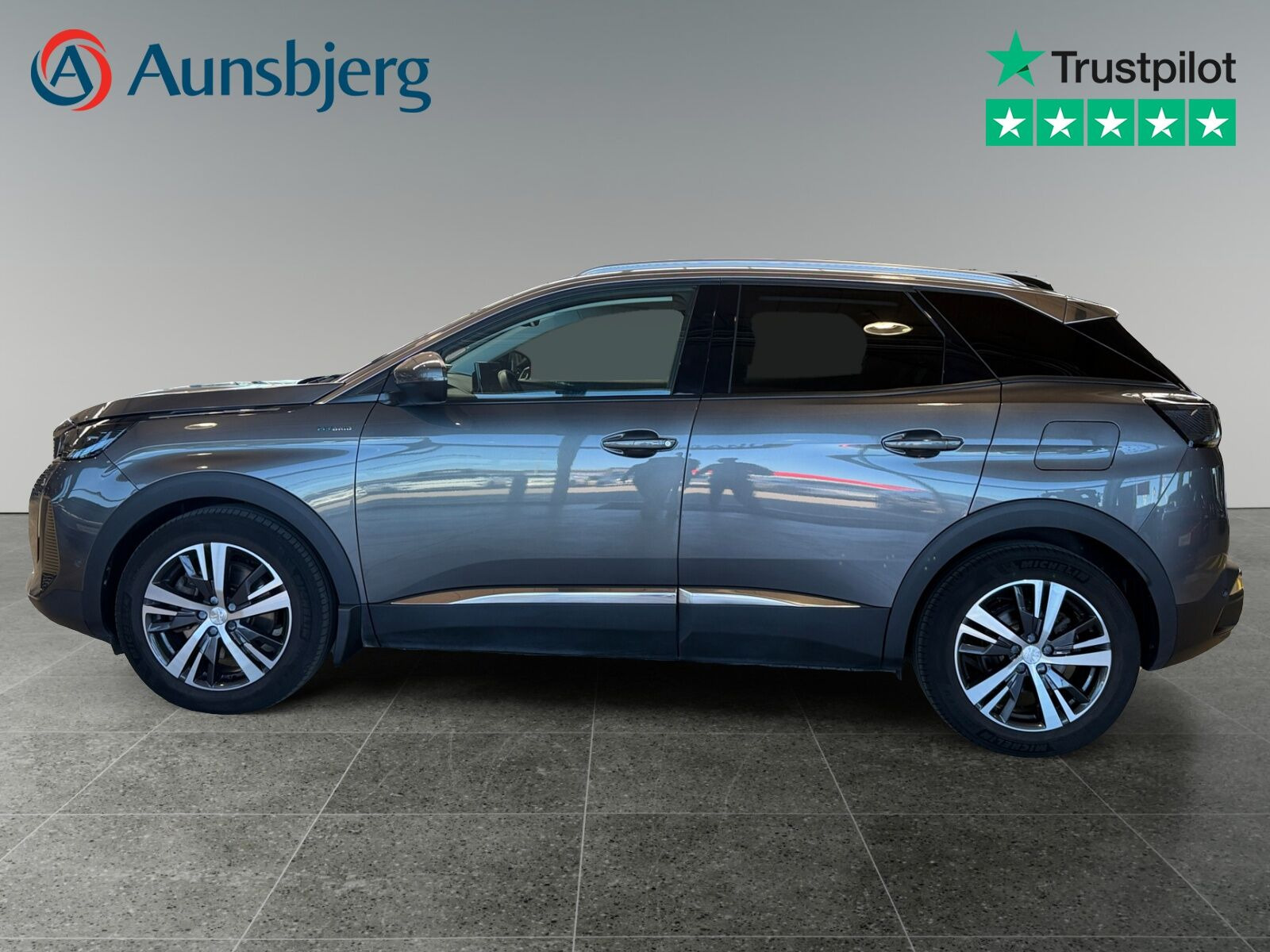 Grå Peugeot 3008 fra 2021