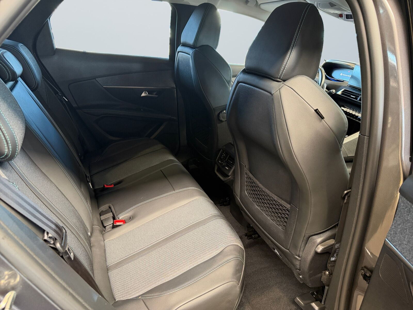 Grå Peugeot 3008 fra 2021