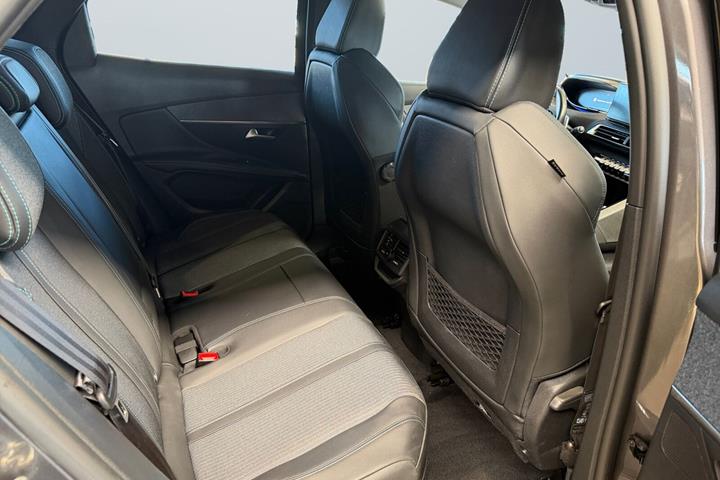 Grå Peugeot 3008 fra 2021