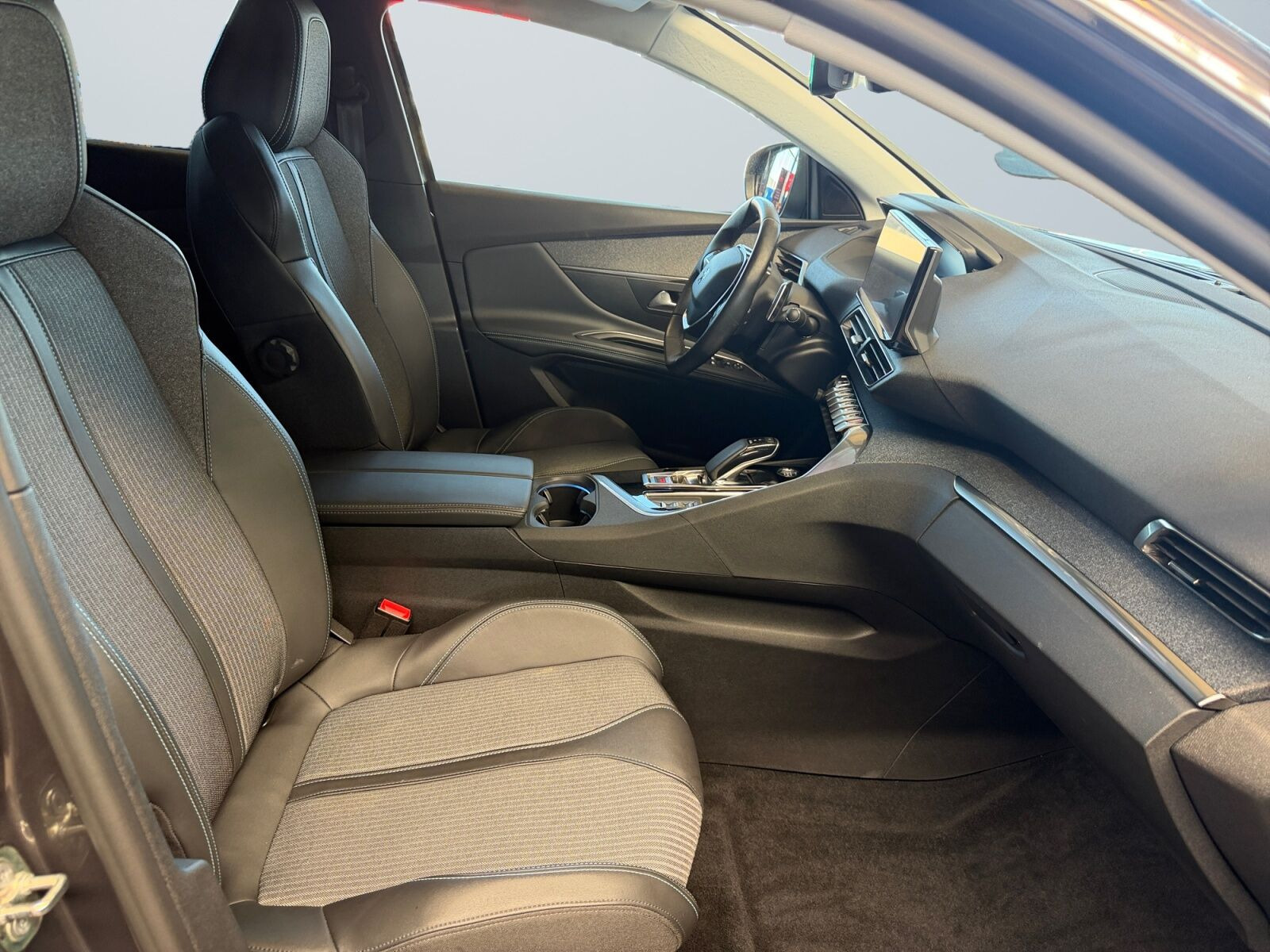 Grå Peugeot 3008 fra 2021