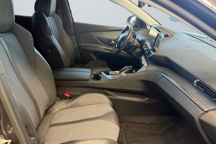 Grå Peugeot 3008 fra 2021