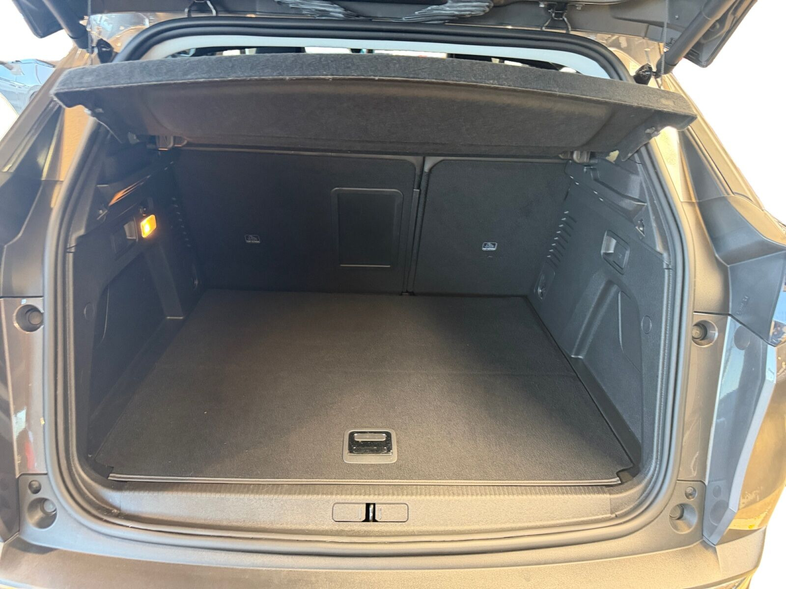Grå Peugeot 3008 fra 2021