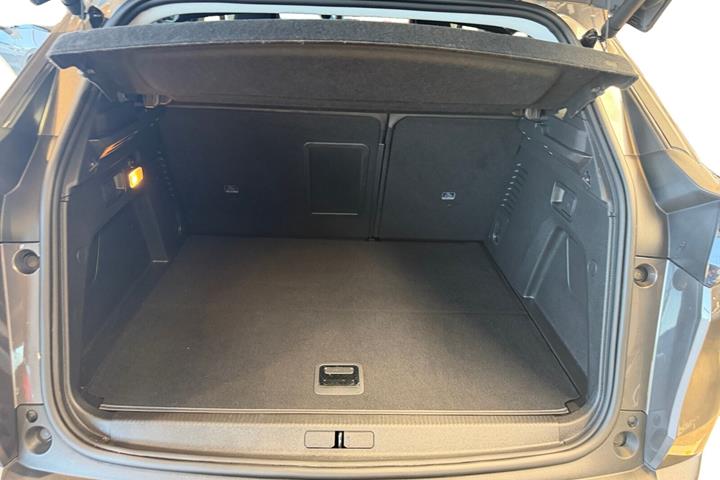 Grå Peugeot 3008 fra 2021