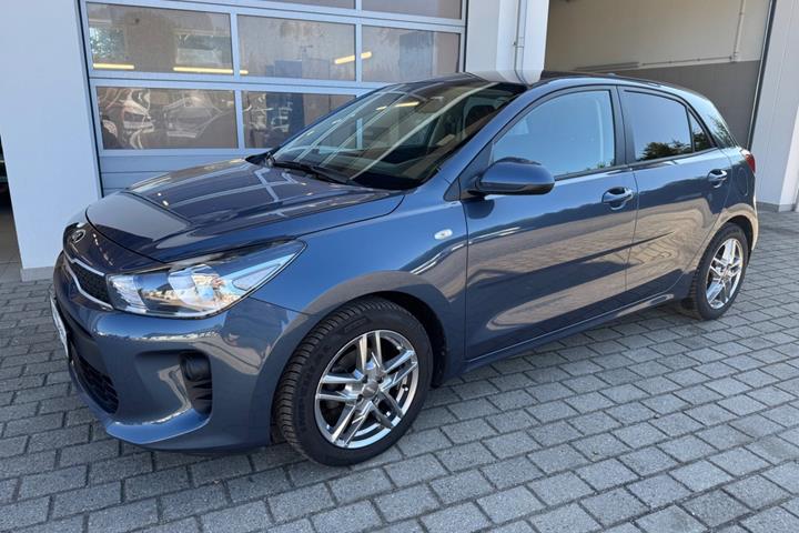 Blå Kia Rio fra 2017