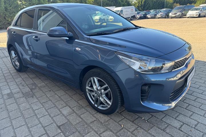 Blå Kia Rio fra 2017