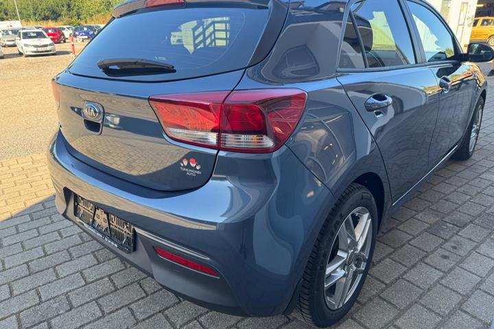 Blå Kia Rio fra 2017