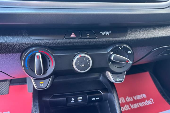 Blå Kia Rio fra 2017