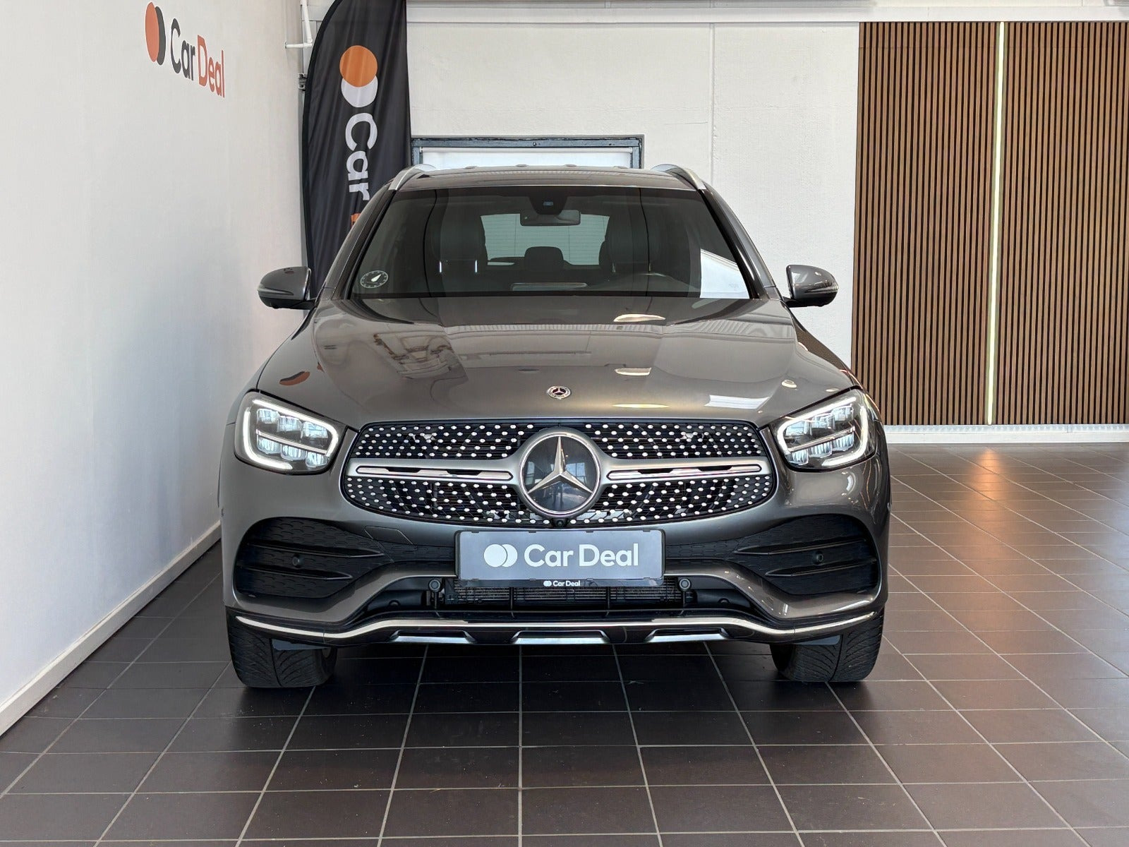 Grå Mercedes GLC300 e fra 2021
