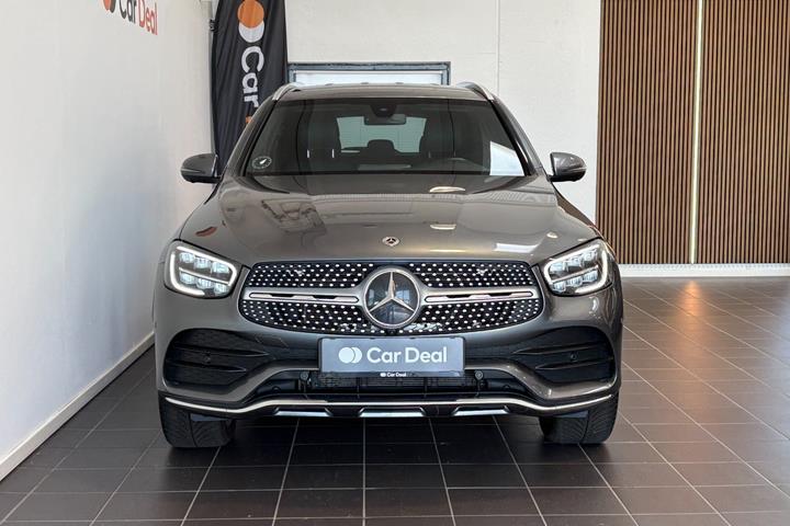 Grå Mercedes GLC300 e fra 2021