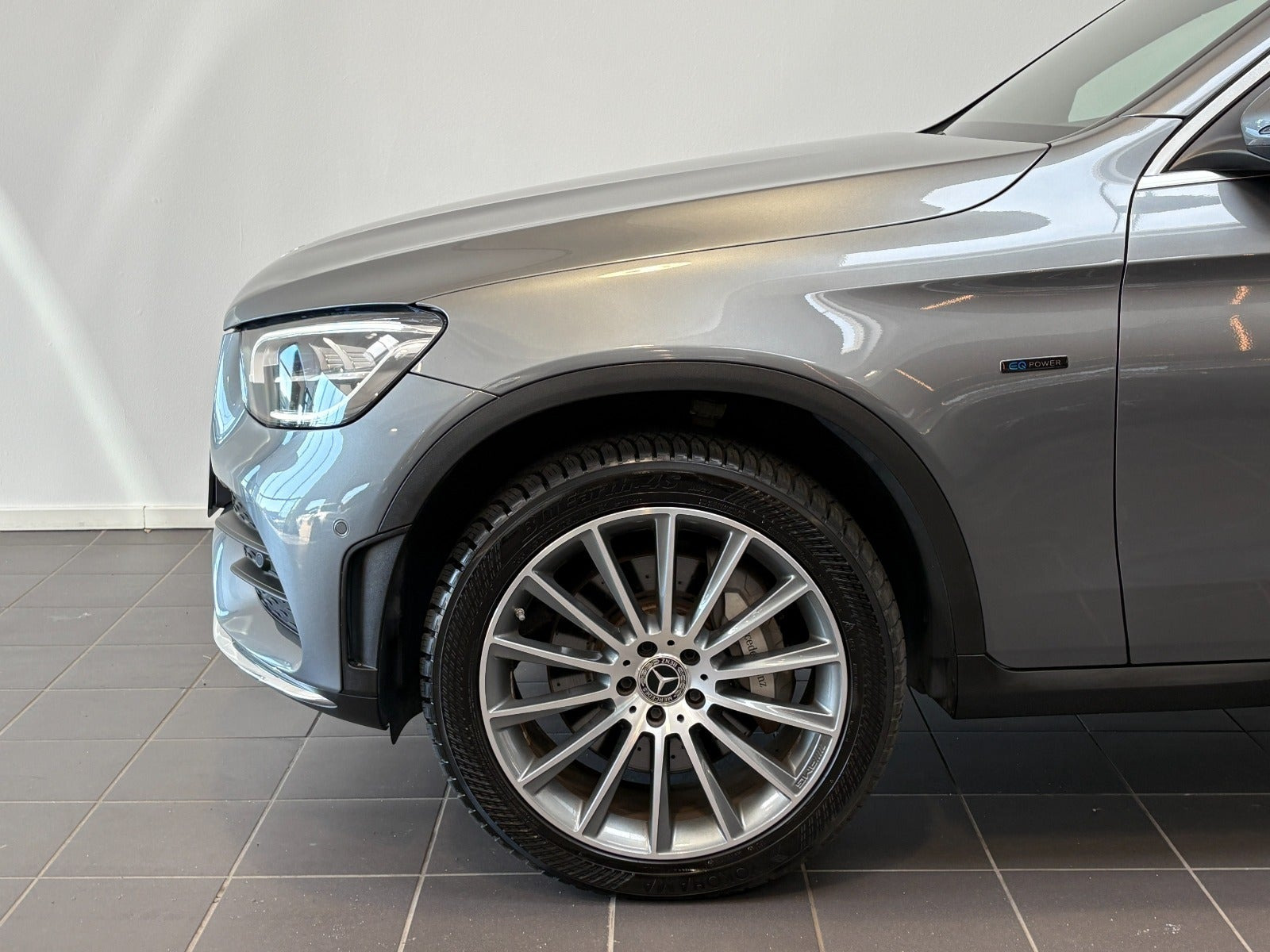 Grå Mercedes GLC300 e fra 2021