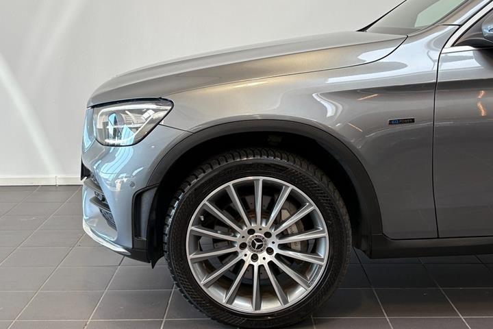 Grå Mercedes GLC300 e fra 2021
