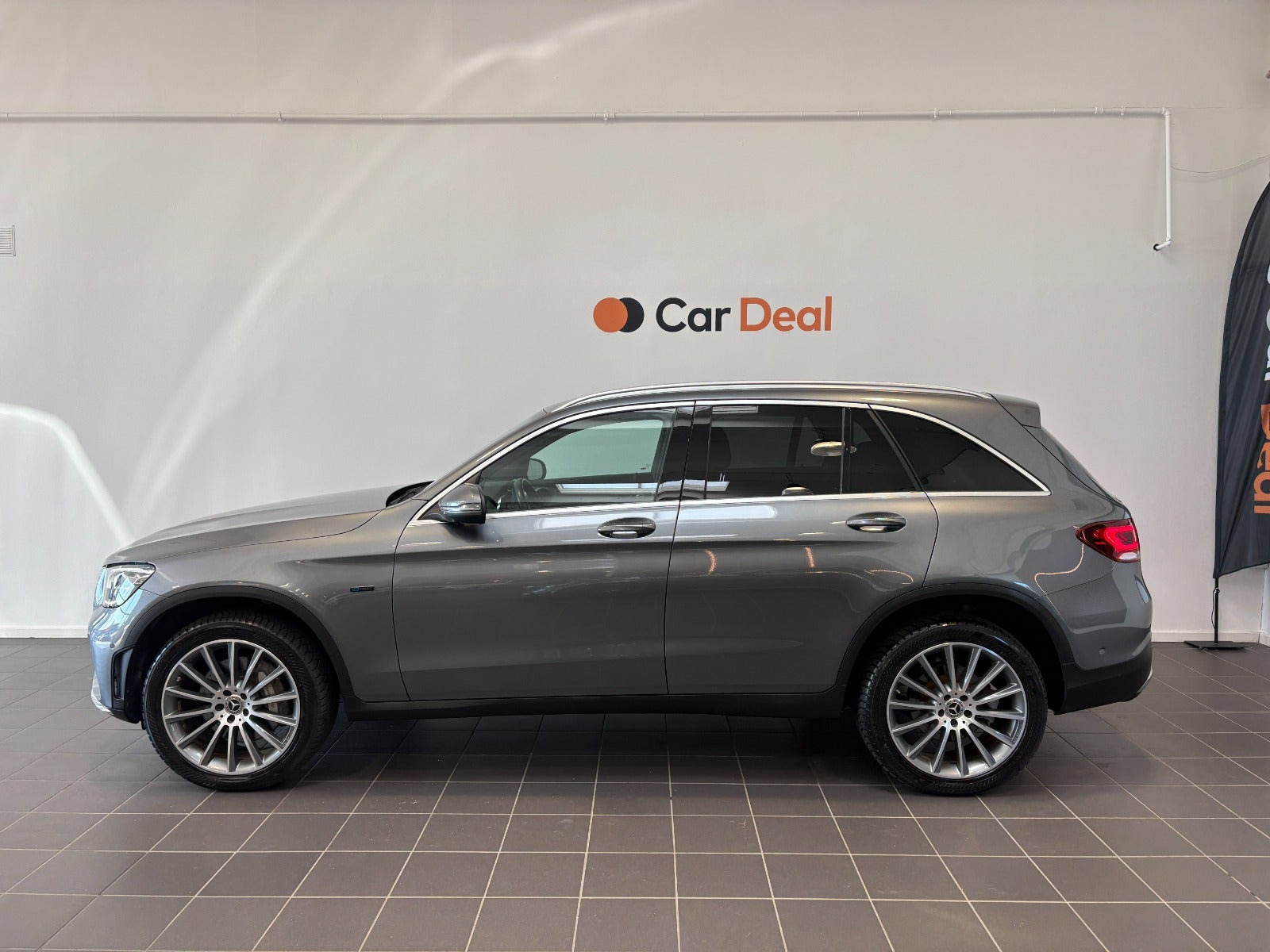 Grå Mercedes GLC300 e fra 2021