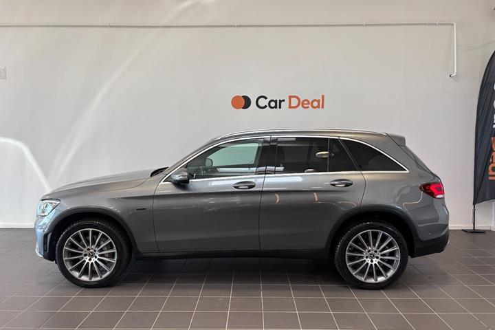 Grå Mercedes GLC300 e fra 2021