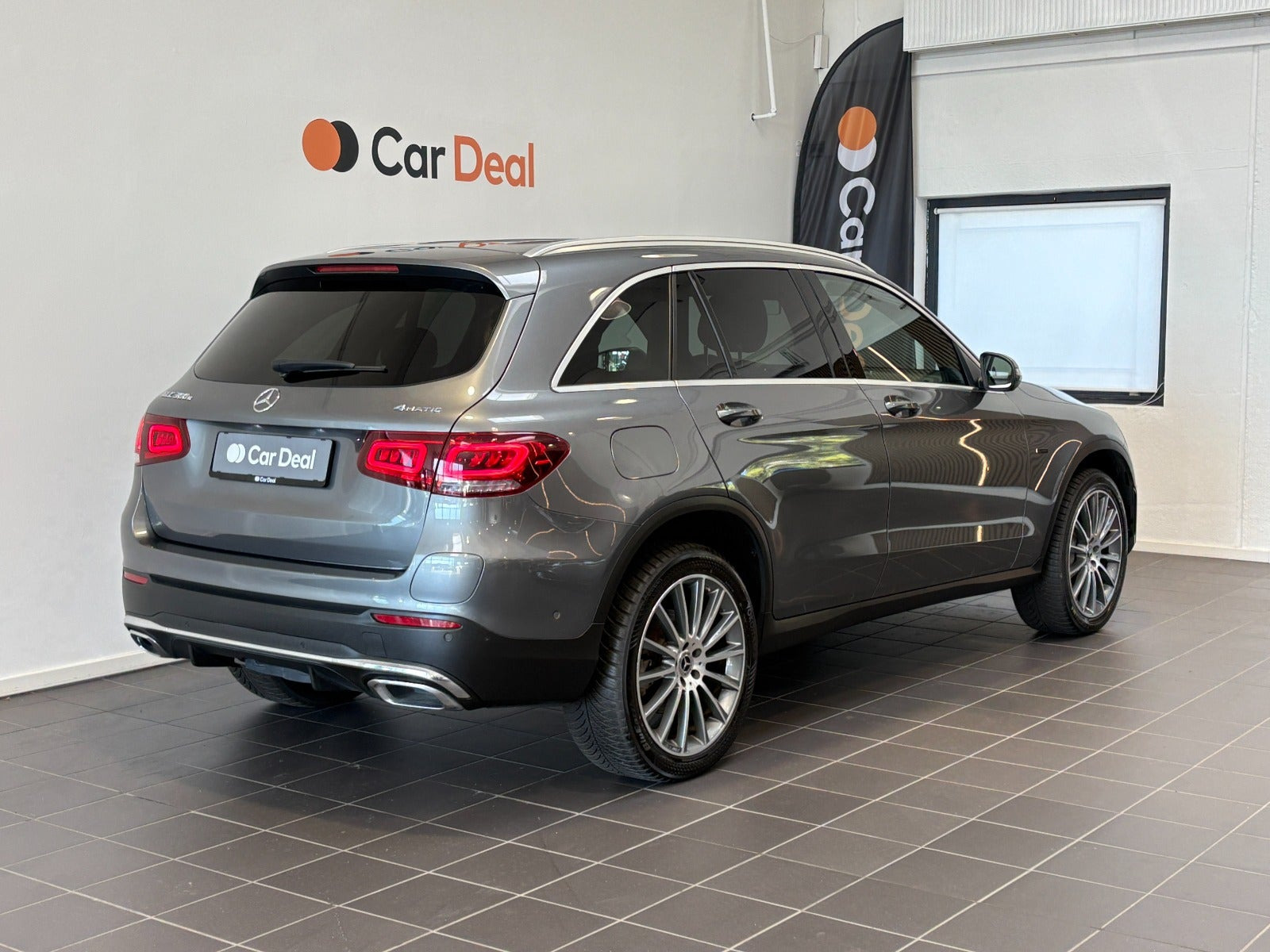 Grå Mercedes GLC300 e fra 2021