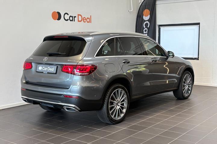 Grå Mercedes GLC300 e fra 2021