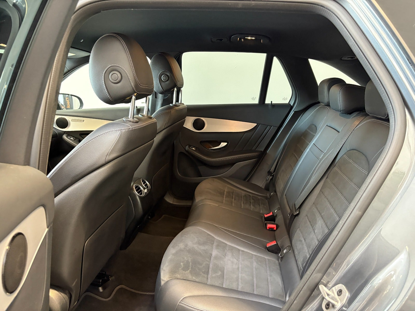 Grå Mercedes GLC300 e fra 2021