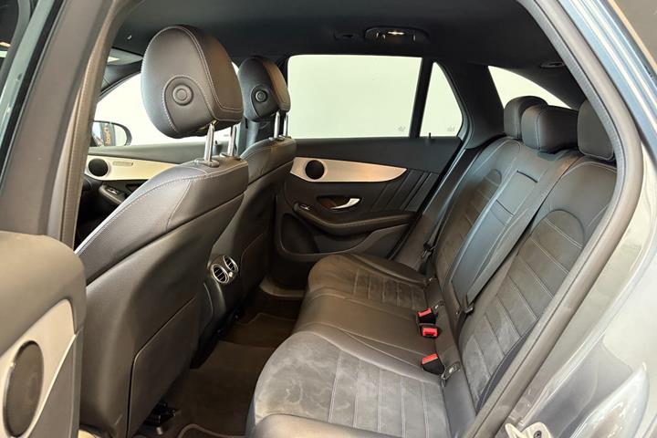 Grå Mercedes GLC300 e fra 2021