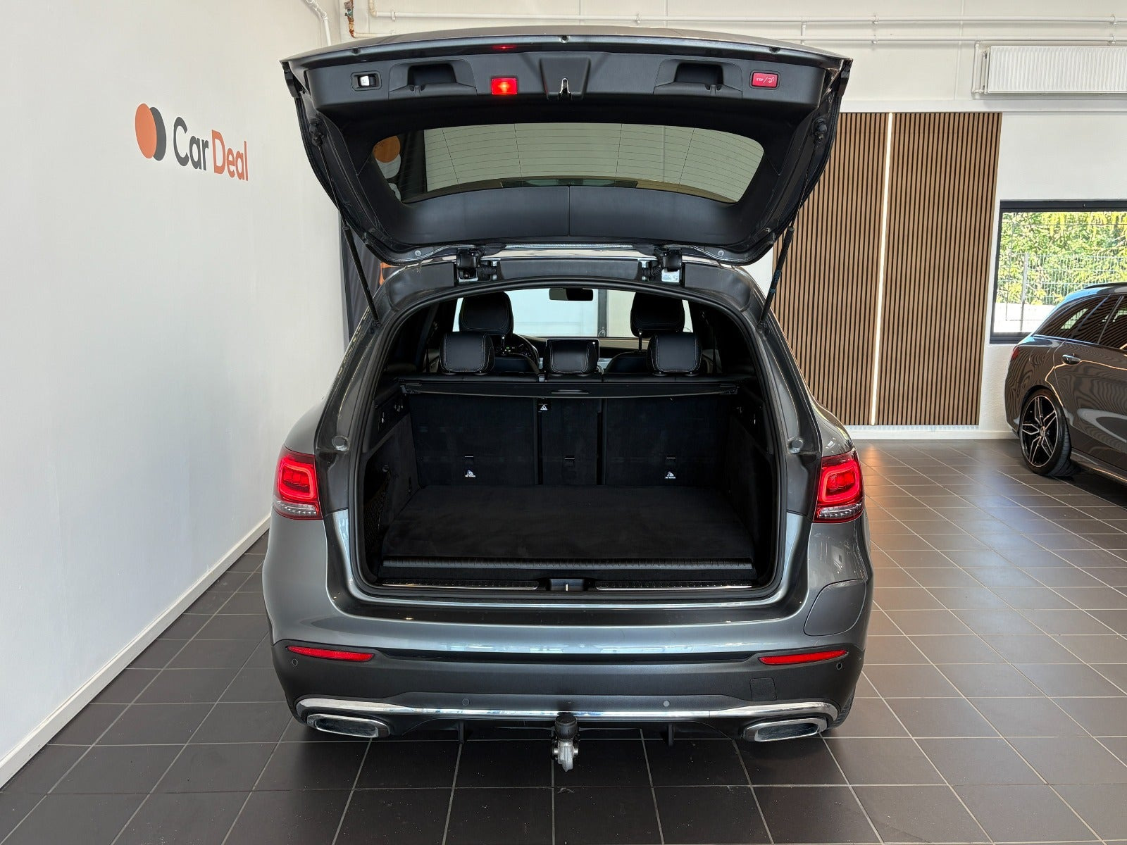 Grå Mercedes GLC300 e fra 2021
