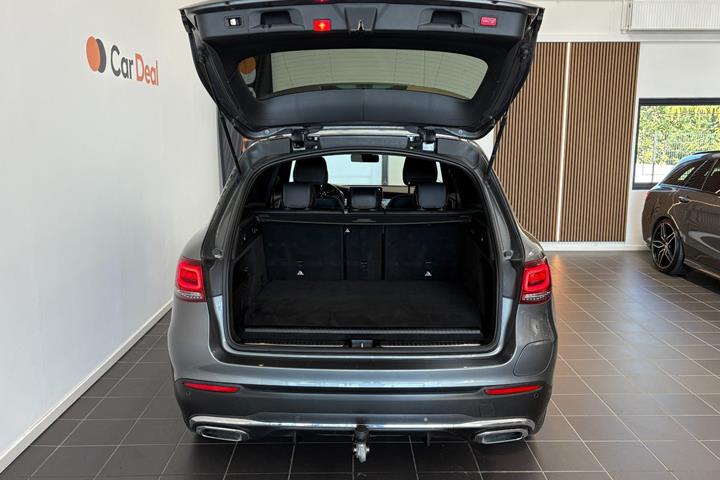 Grå Mercedes GLC300 e fra 2021