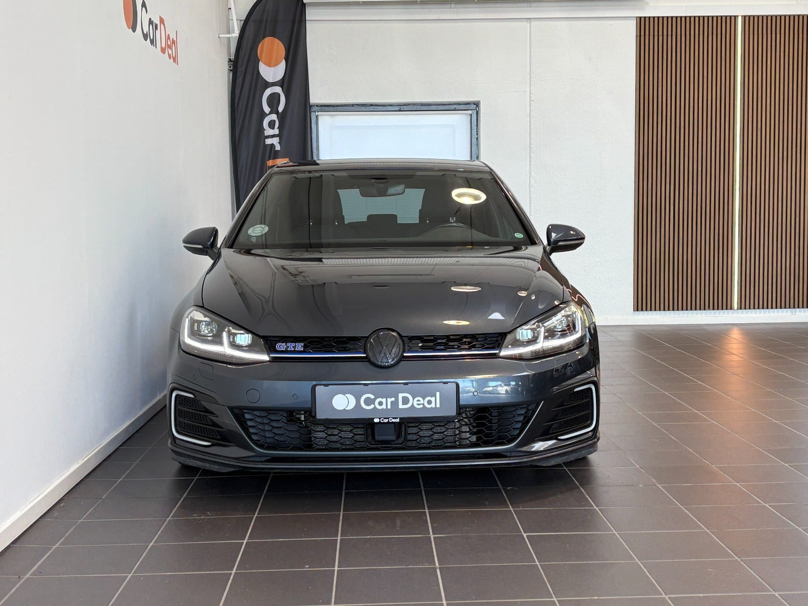 Grå VW Golf VII fra 2018